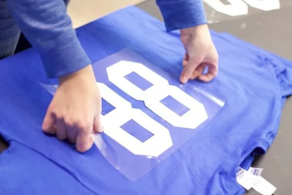 Bedruckung von individuell gestalteten technischen Sport-T-Shirts