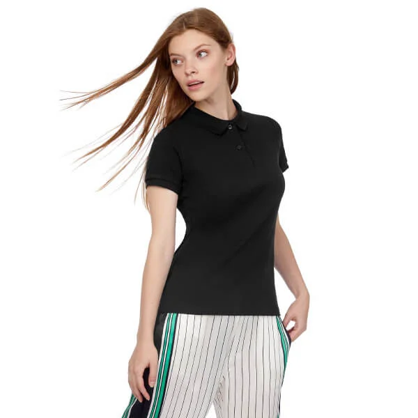 Wie man ein Damen-Polosshirt trägt