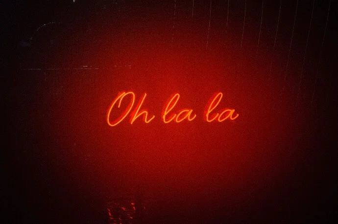 Schriftarten für günstige, individuell gestaltete Ferrari-rote Polosshirts