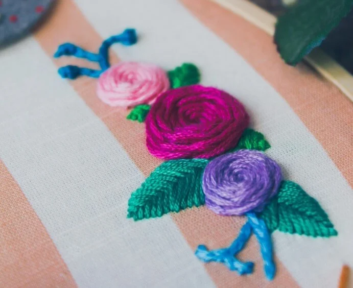 Wie man Initialen auf ein Hemd stickt