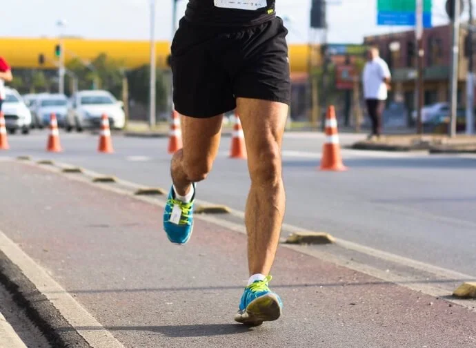hochgeschnittene Laufshorts